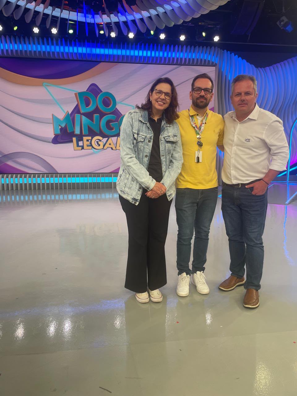Profissionais da OFM e do Grupo SBT no estúdio do SBT